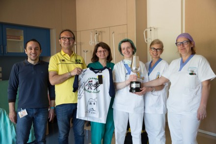 La Coppa vinta da Valentino Rossi a Jerez fa tappa in ospedale